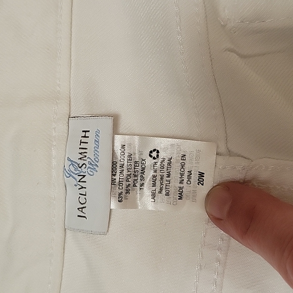 Jaclyn Smith Woman White Crop Jeans, Size 20W - Picture 9 of 11